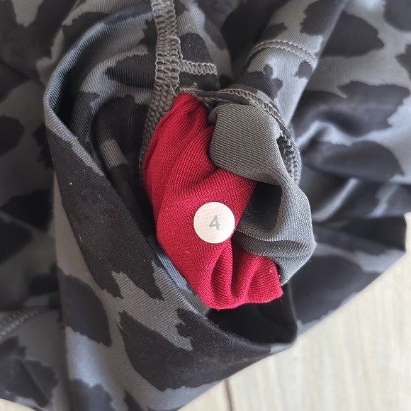 LULULEMON ATHLETICA LEOPARD PRINT LEGGINGS SIZE 4 - Picture 6 of 6